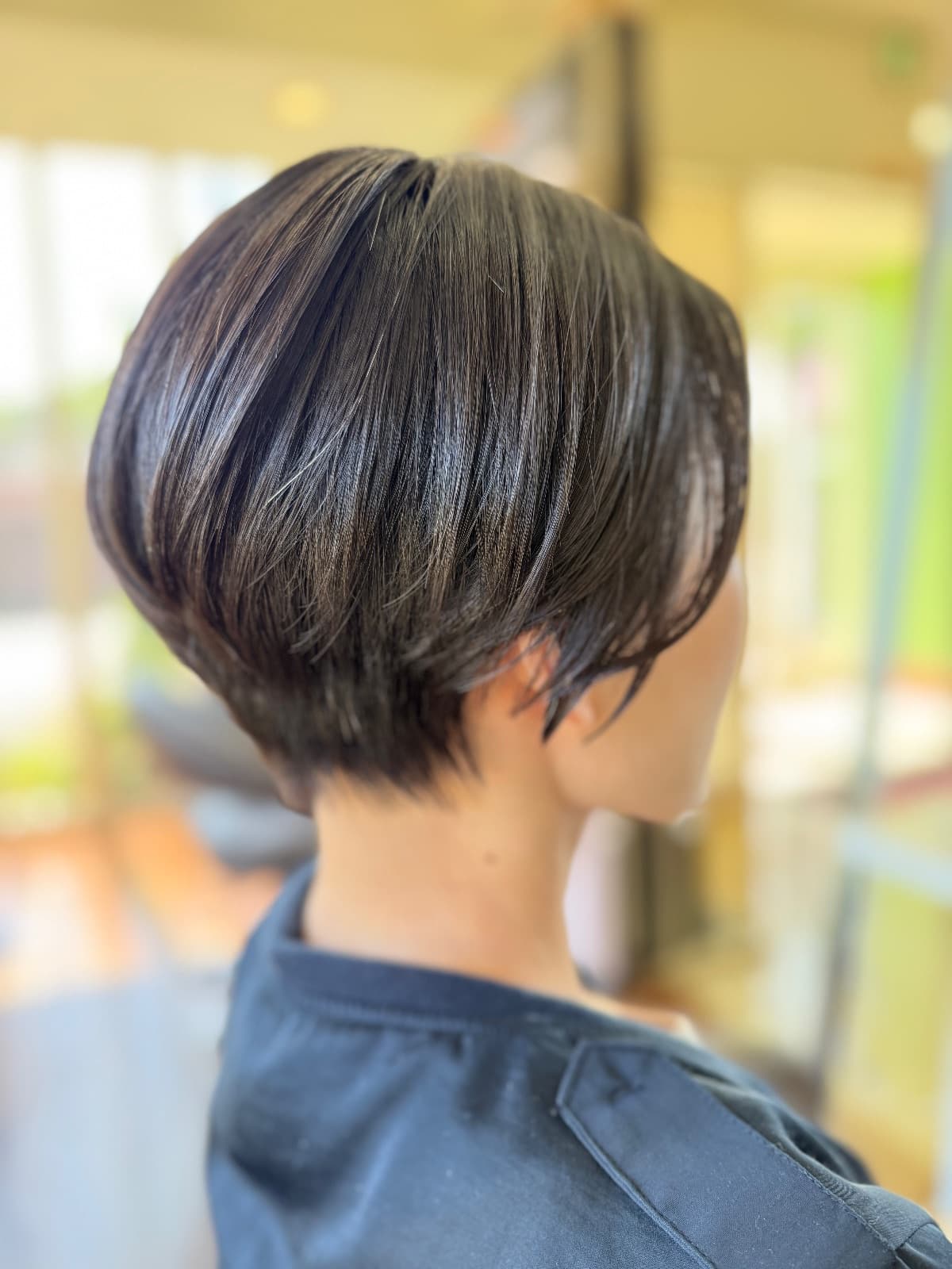 ショートボブの後ろ姿、丸みとまとまりはどうやって作るの？｜高知県香南市fleur amiの40代向け施術事例