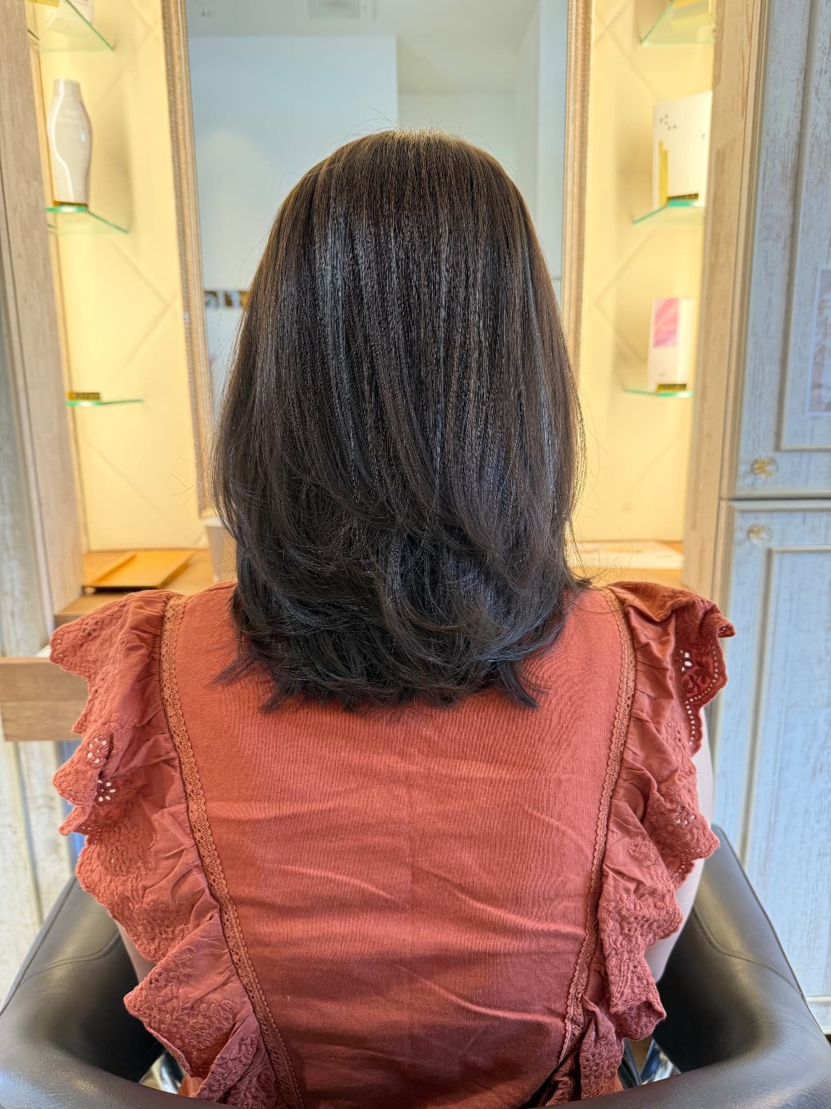 アッシュカラー×レイヤーカットで軽さと透明感を出すには｜高知市Riv. by fleur amiの40代向け施術事例