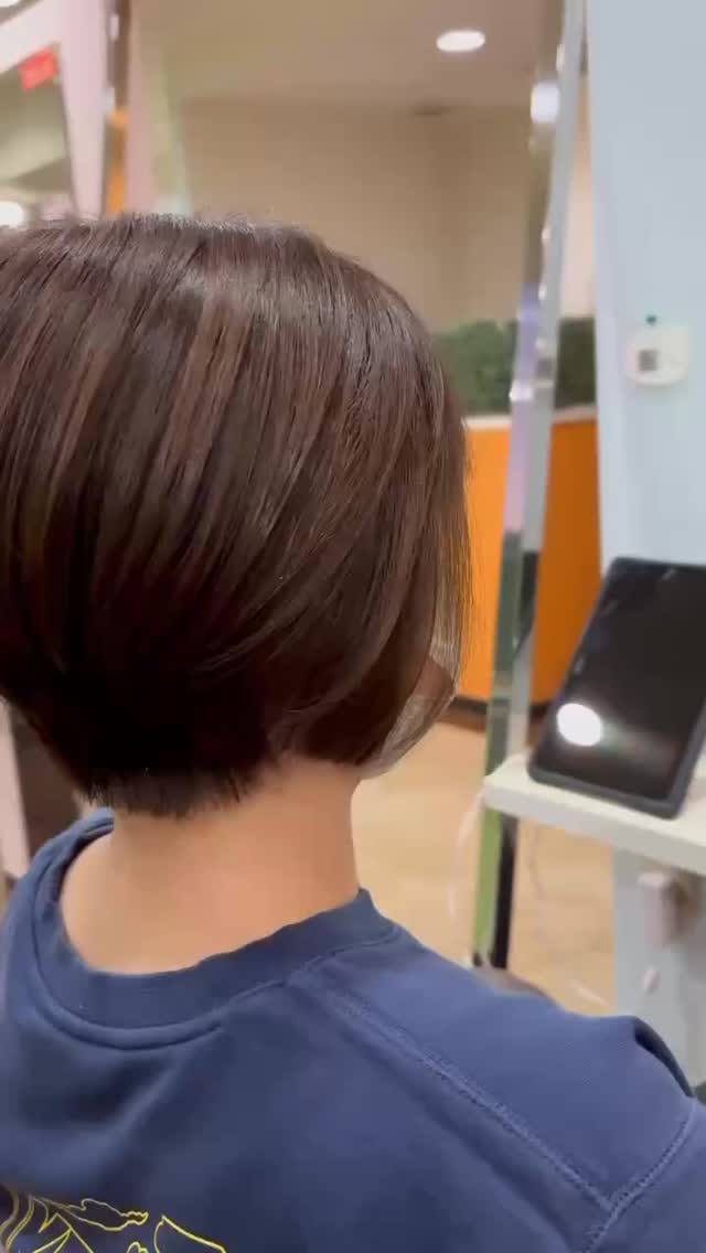 ショートボブの後ろ姿をすっきり&丸みよく仕上げるカットとは|高知県香南市fleuramiの大人女性向け施術事例