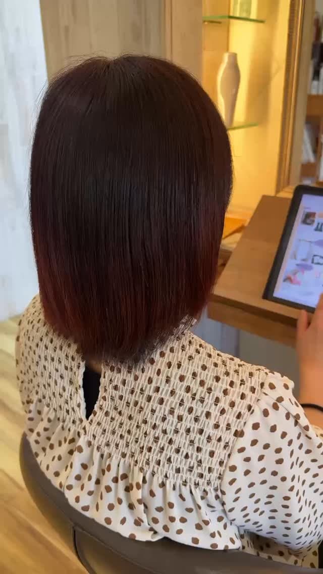 大人女性に似合うボブカラーとは?艶感と深みのある赤みブラウンの魅力
