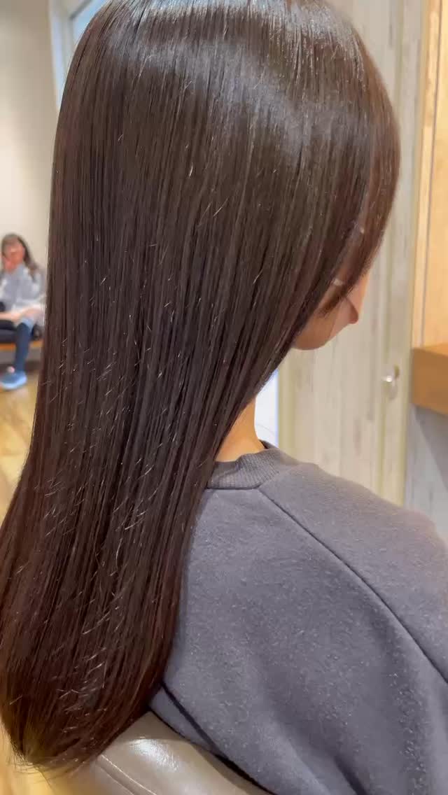 高知市で長さを活かしたツヤストレートヘアを叶えるには|髪質改善トリートメントの仕上がりと選び方