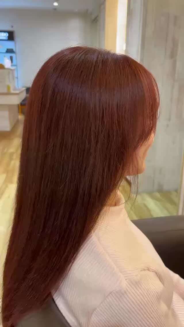 赤みブラウンのツヤストレートロングで印象を変えるには|高知県高知市Riv. by fleuramiの艶カラー施術事例と選び方