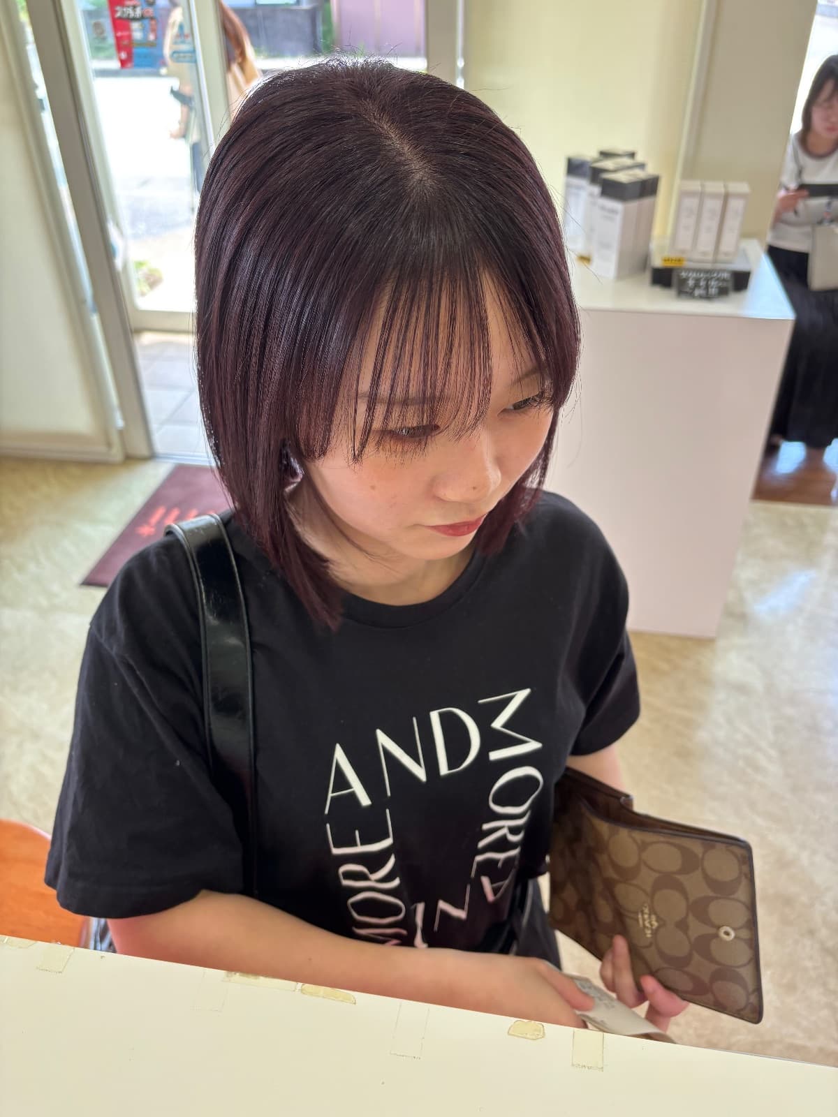 香南市で赤みブラウンのカラーを考えている20代女性へ|深みのある艶カラーの選び方