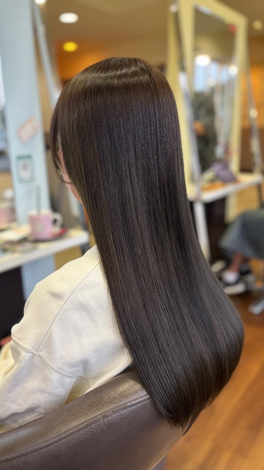 透明感のあるオリーブベージュで印象を変える|香南市fleuramiの10代向け髪質改善カラー施術ガイド