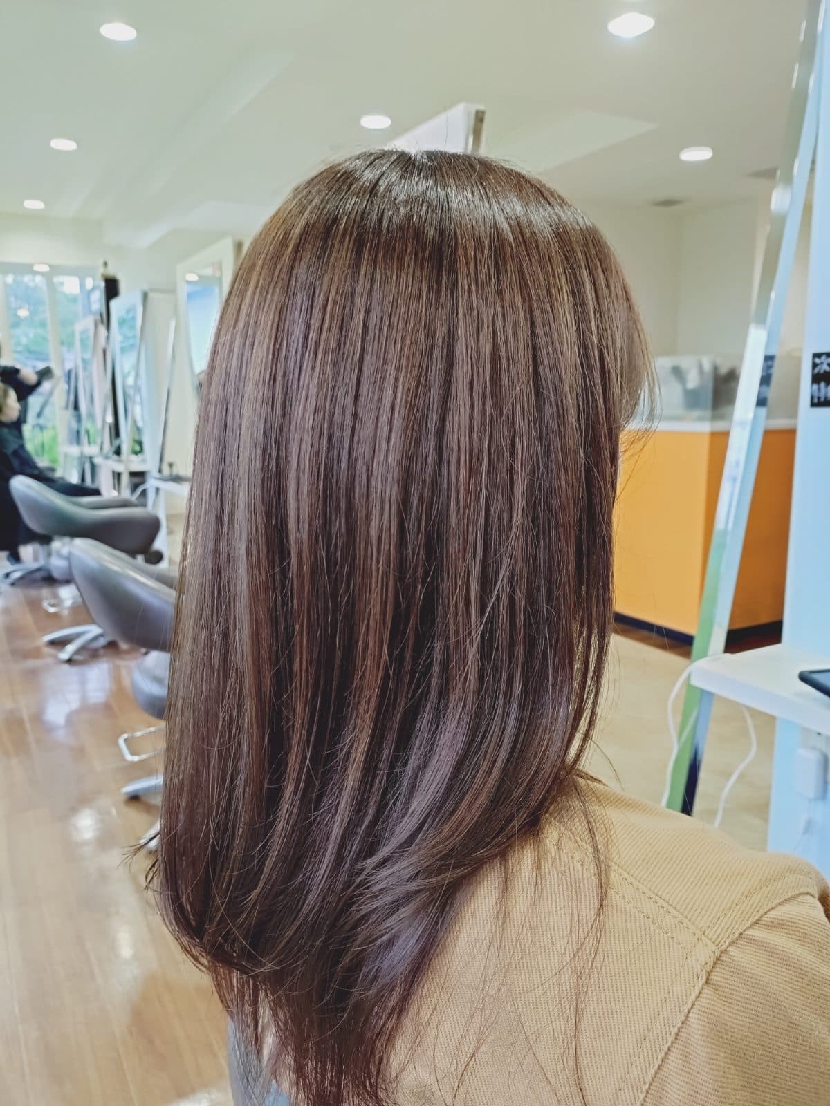 明るめオリーブベージュで艶のある仕上がりを叶えるには|香南市fleuramiの20代向け艶カラー施術ガイド