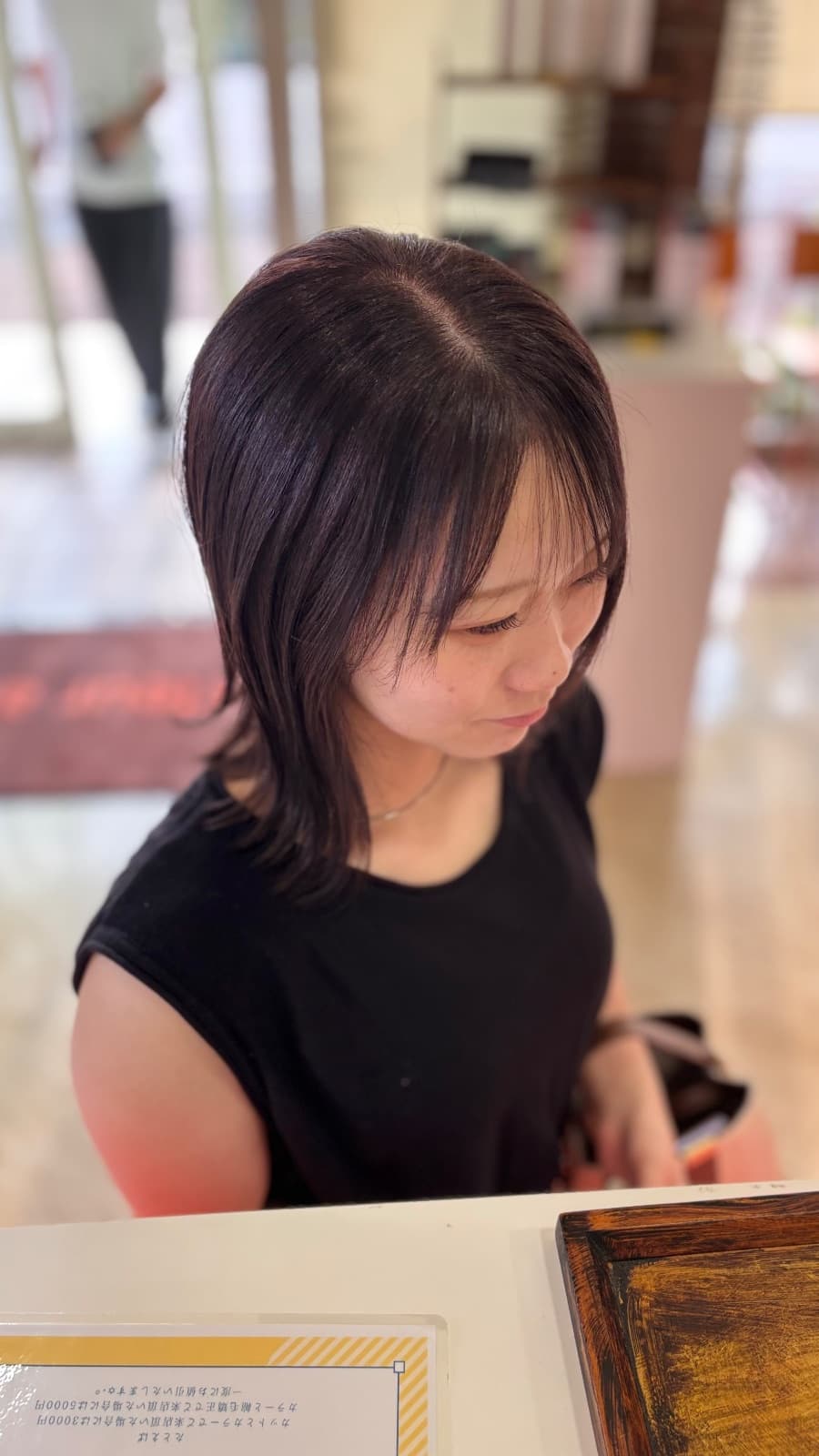 チョコレートブラウンで艶と深みのある仕上がりを叶えるには何を選ぶべき?|高知県香南市fleuramiの大人女性向け艶カラー施術ガイド
