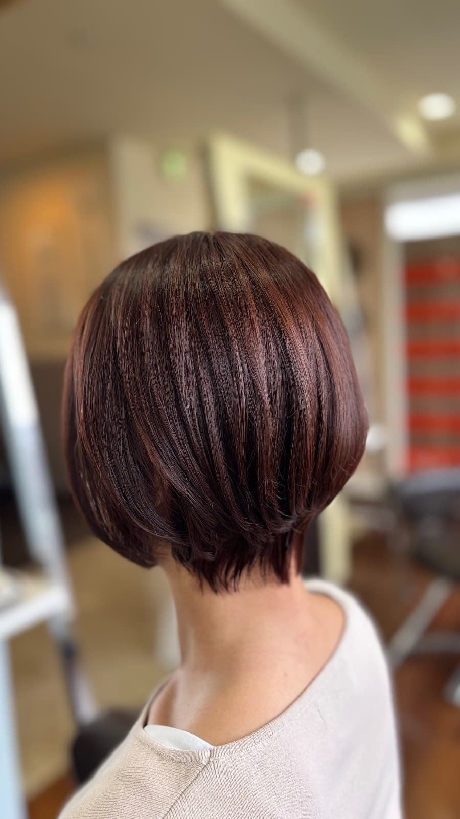 30代のショートボブ、後ろ姿の丸みと艶感を叶えるカラーとカットの選び方|高知県香南市fleuramiの施術事例