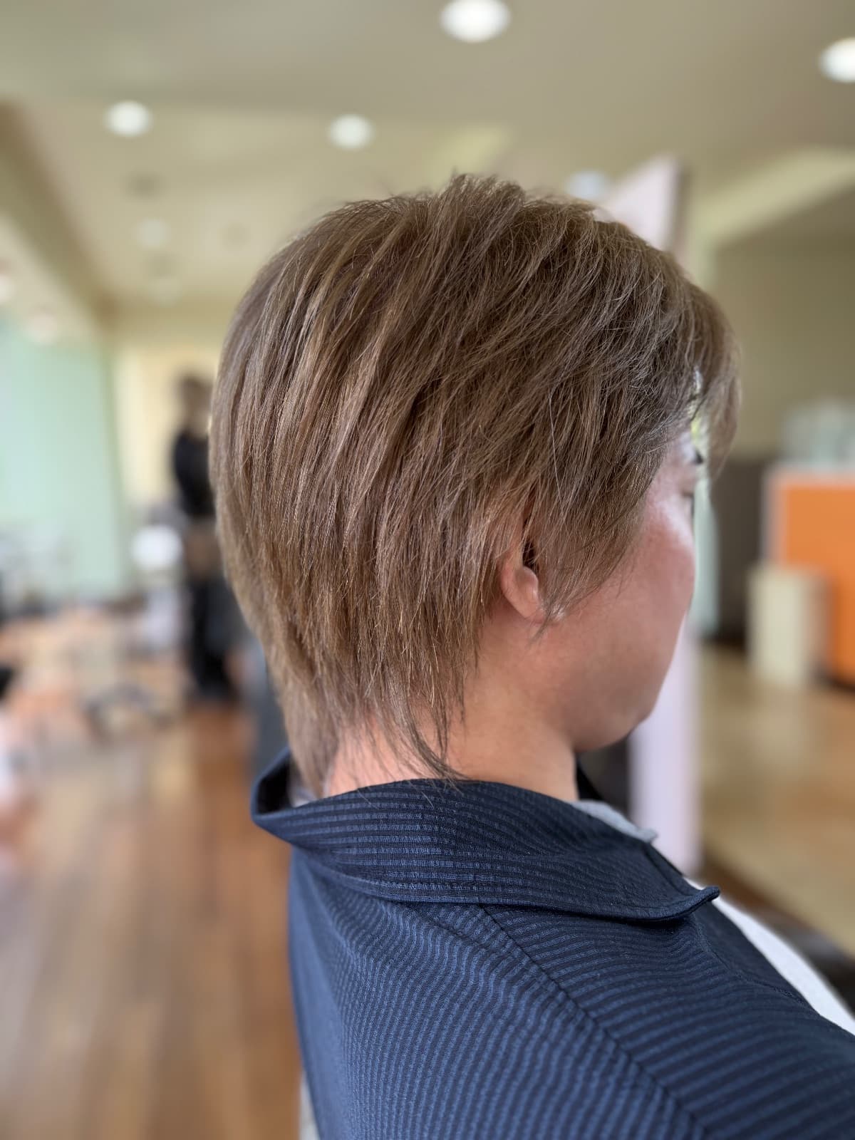 香南市でショートヘアの後ろ姿をすっきり整えたい40代女性へ|高知県香南市fleuramiのカット×カラー施術ガイド
