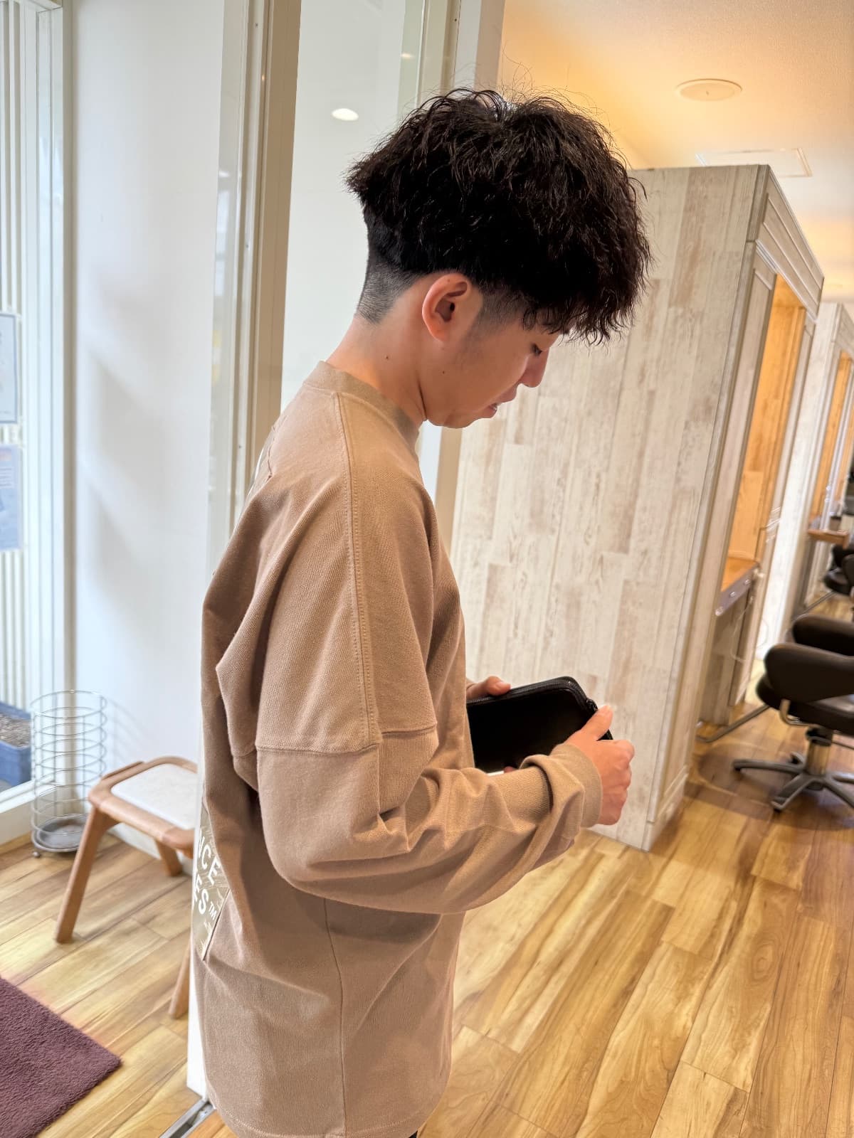 メンズパーマの持ちと向き不向きを解説|高知市の美容師がスタイル選びで注意すること