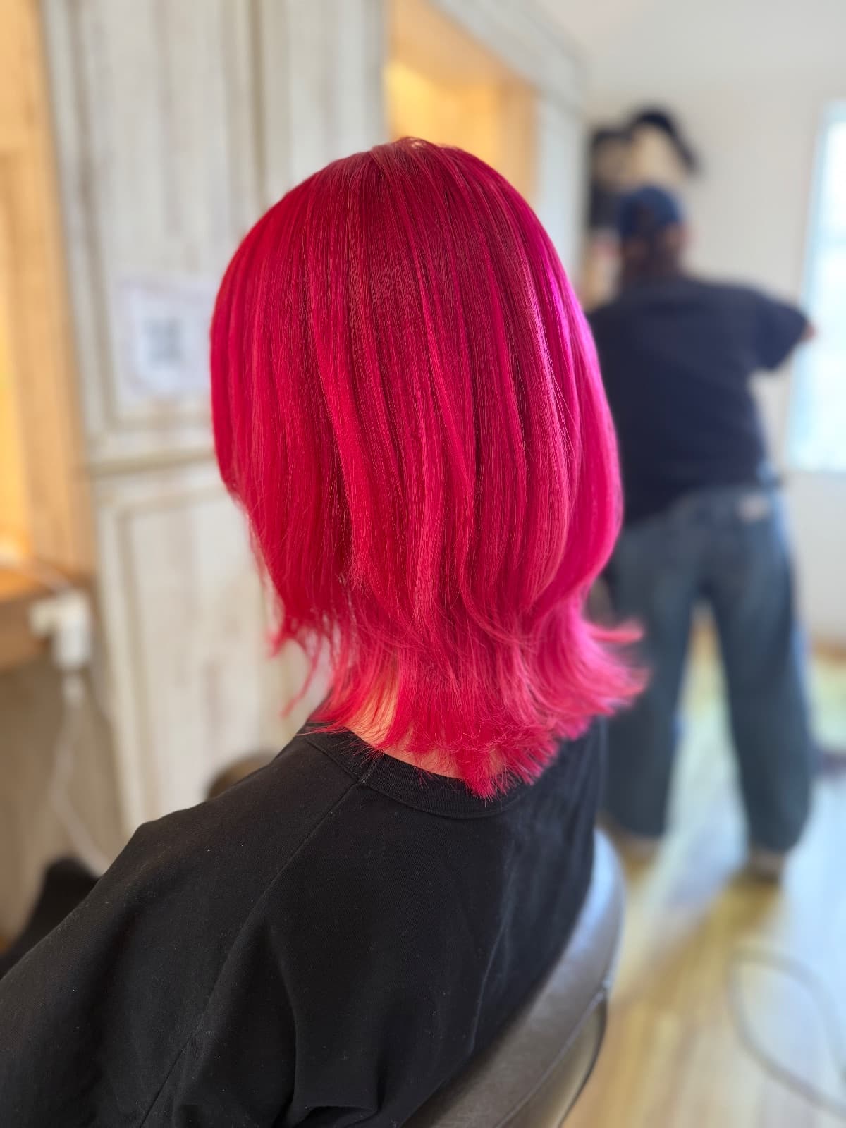 ピンクヘアウルフで印象を一変させたい方へ|高知県高知市Riv. by fleuramiのビビッドカラー×ウルフカット施術事例