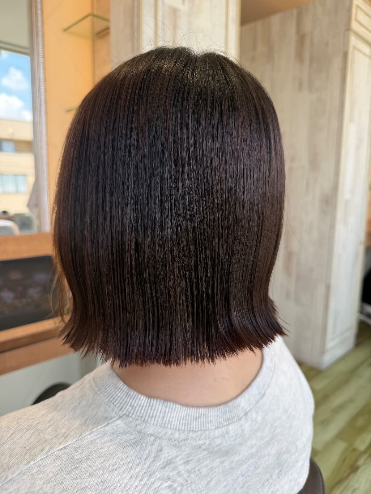 カット&カラーで艶とまとまりを手に入れるには何が変わる?|高知県高知市Riv. by fleuramiの切りっぱなしボブ施術事例