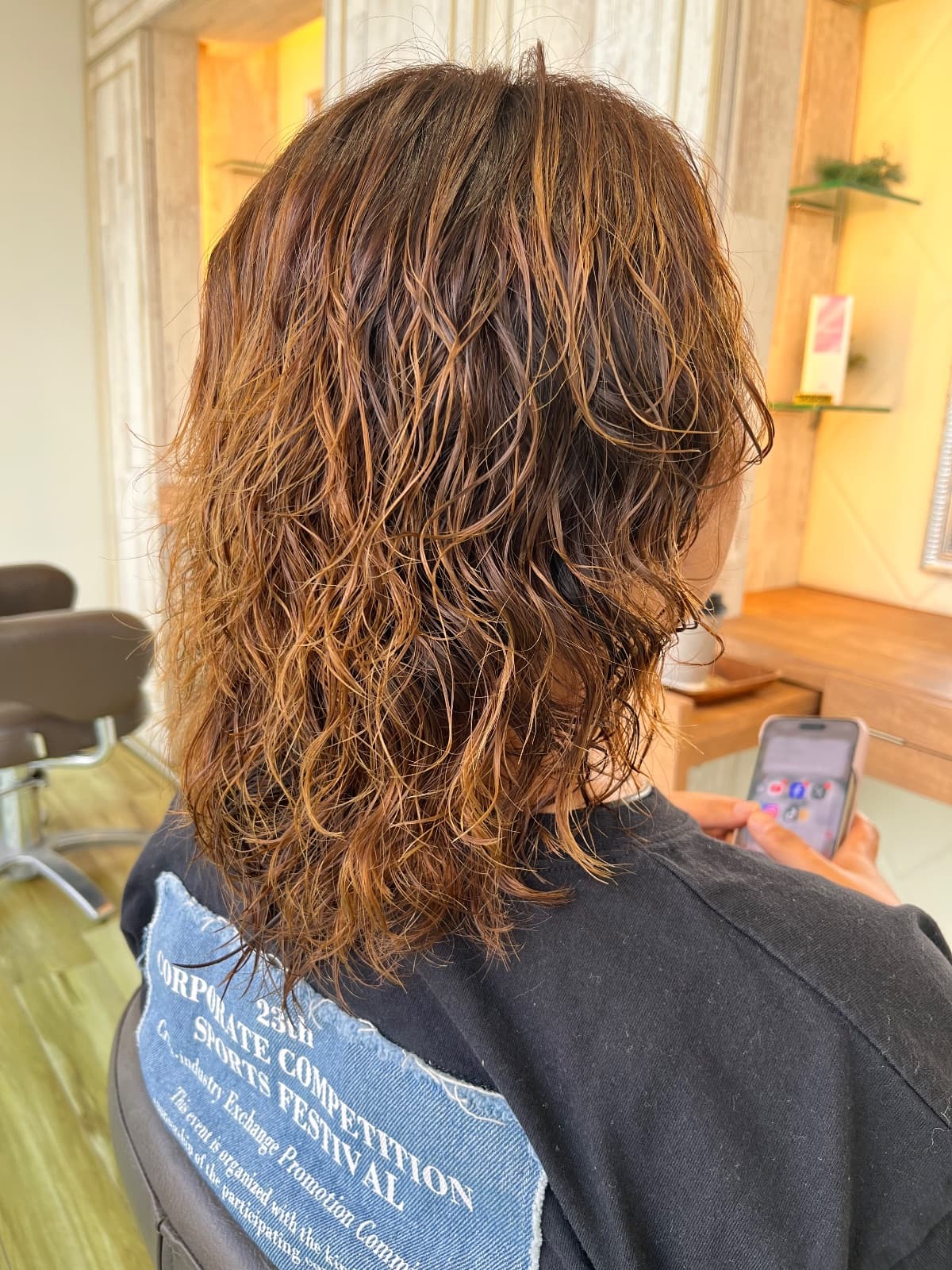 パーマで大人っぽい動きのあるロングヘアを叶えるには|高知県高知市Riv. by fleuramiの施術事例と選び方