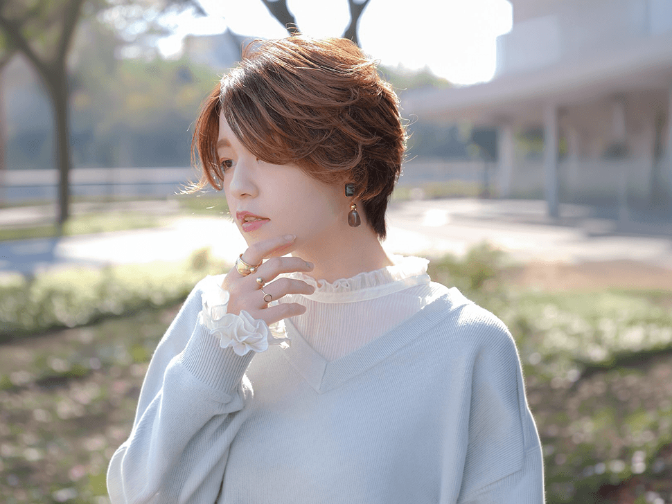 艶のあるショートヘアの女性