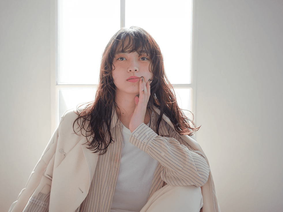 柔らかなウェーブのロングヘアの女性